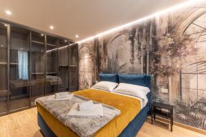 都灵We Home - LaGrange19 - Luxury Suites Torino的一间卧室配有一张大床和毛巾