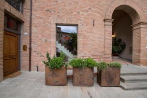皮耶韦城La Tenenza B&B的三个大种植园,在一座建筑前有植物