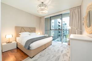 迪拜FAM Living City Walk - Opposite City Walk Mall - 2A的一间卧室设有一张床和一个大窗户