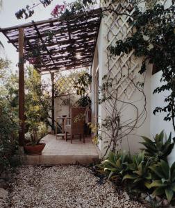 圣布拉什迪阿尔波特尔Casa Papoula的一个带凉棚和桌椅的庭院