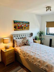 伦敦London Skylineviews 2 bed 2 bath flat near Canary Wharf, o2 & Excel的一间卧室,配有一张床和床头灯