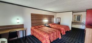 米德兰米得兰德维多利亚酒店的酒店客房配有两张床和一张书桌