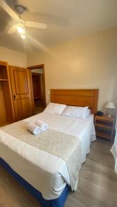 卡内拉卡内拉提西安尼酒店的一间卧室配有一张床,上面有两条毛巾