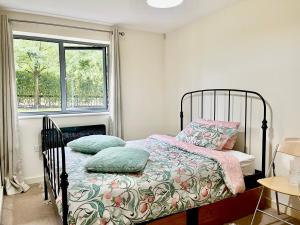 Cosy apartment in West London客房内的一张或多张床位