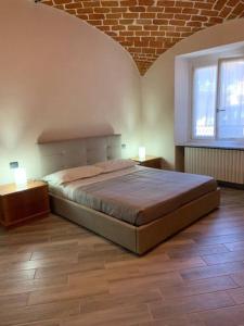 卡萨莱蒙费拉托Al Canun di Casale Monferrato的一间卧室设有一张大床和两个床头柜