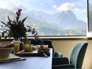 加尔米施-帕滕基兴BergChalet的一张桌子,上面放着一盘食物,享有山景