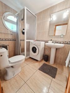 德尔锡伦西奥海岸Casa Gio-monolocale con piscina riscaldata的浴室配有卫生间水槽和洗衣机。