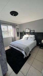 Family Holiday Home Rental in Port Elizabeth客房内的一张或多张床位