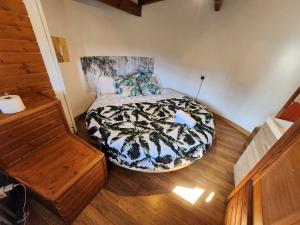 Valdaliga Refugio Finca El Canu的一间卧室配有一张床,铺有木地板