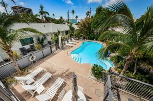 圣徒皮特海滩The Roth Hotel, Treasure Island, Florida的享有带椅子和棕榈树的游泳池的顶部景致