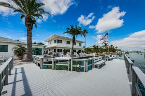 圣徒皮特海滩The Roth Hotel, Treasure Island, Florida的一个带房子和棕榈树的码头