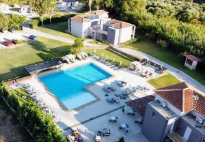 凯特利奥斯Aligis Studios的享有带游泳池的房屋的空中景致