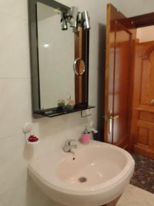 阿尔米利亚Apartamento Alejandra的浴室设有白色水槽和镜子