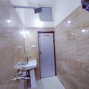 兰奇A K CONTINENTAL的一间带水槽和白色门的浴室