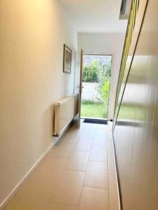 杜伊斯堡near Düsseldorf Messe and Airport, two Bedrooms, Parking, Kitchen and Garden的房屋内铺着瓷砖地板的走廊