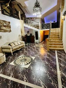 库塔伊西卢克斯宫殿酒店的带沙发和楼梯的客厅