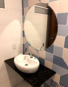 若昂佩索阿GVR Praia Hostel的一间带水槽和镜子的浴室