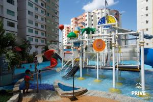 卡达斯诺瓦斯Riviera Park Caldas Novas的城市的水上公园,带水滑梯