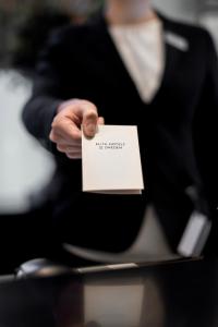 松兹瓦尔克瑙斯特精英酒店的手持纸的人
