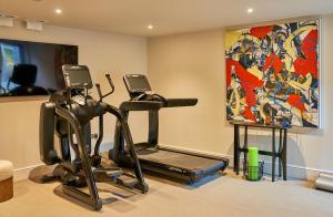 温彻斯特Avington Estate的健身房设有两辆健身自行车和一幅画