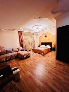 库塔伊西卢克斯宫殿酒店的一个带床和沙发的大客厅