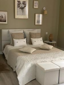 阿维尼翁Chez Flo的卧室配有一张带白色床单和枕头的大床。