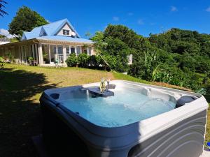 勒拉芒坦La Perle Caribéenne的房屋的院子内的热水浴池