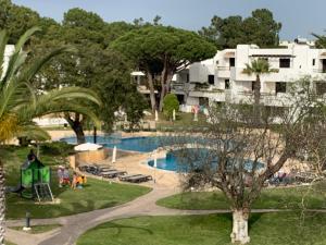 阿尔布费拉Piece of Paradise @ Balaia Golf Village, Albufeira, PORTUGAL - 4 STAR的享有度假村游泳池的景致