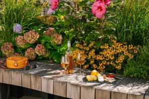 纽约Sonder City Hall Park的一张桌子,上面放着一杯葡萄酒和一些鲜花