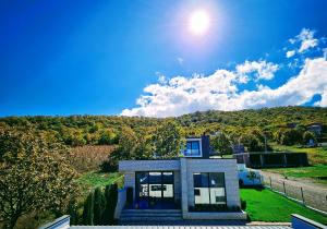 泰拉维Villa Tiffany的山上的房子,阳光照在天空中