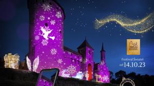 雷谢尔Zamek Reszel的紫色的建筑,带圣诞灯