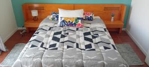 丰沙尔Vista Funchal的一间卧室配有一张带木制床头板的床