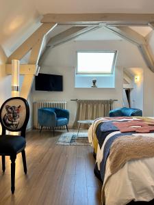 保拉扎克Richard Lequet Domaine gastronomique du Val d Atur的一间卧室设有一张床、一台电视和一个窗口。