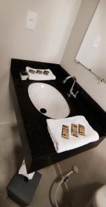 佩尼亚Pousada Estrela de Davi的一间带黑色台面和水槽的浴室