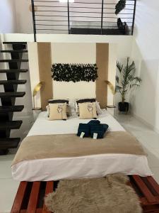 萨尔瓦特拉Pousada Reloday的一间卧室配有一张大床和两个枕头