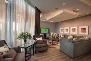 约翰内斯堡DAVINCI Suites的带沙发、椅子和电视的客厅