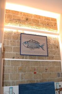 萨莱诺B&B Charming House的砖墙上的鱼的照片