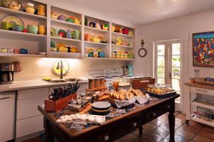 基韦斯特Key West Bed and Breakfast的厨房配有带盘子和碗的桌子
