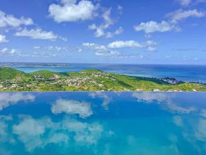 圣马丁岛Villa Grand Horizon with extraordinary 180 degree sea view的游泳池享有海景