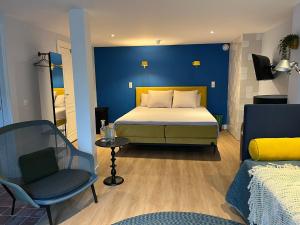 乌得勒支MUZE Hotel Utrecht的一间卧室设有一张床和蓝色的墙壁