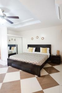 圣多明各Aparta Hotel Roma的一间卧室配有一张床,铺有一个 ⁇ 板地板