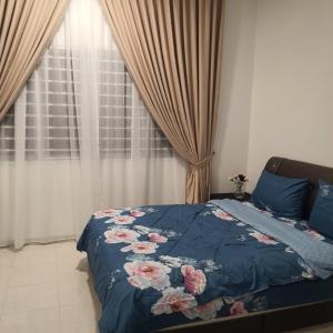 Bandar Puncak AlamD Laman Haris Homestay的一间卧室配有一张带蓝色毯子的床和窗户。