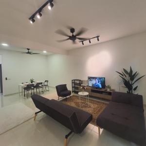 Bandar Puncak AlamD Laman Haris Homestay的带沙发和平面电视的客厅