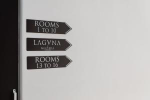米克诺斯城Laguna Suites in Mazera Mykonos的一组指向不同方向的标志