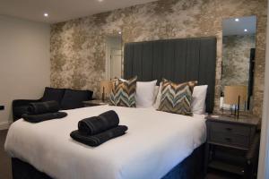 坦普尔帕特里克Luxury Croft Templepatrick Near Airport Rabbit and Hilton hotel的一间卧室配有一张大床和两个枕头