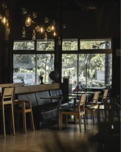 科隆普拉塞酒店的用餐室设有桌椅和窗户。