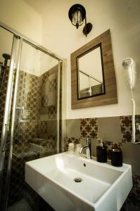 葛伦坦马勒Fermata 135 B&B的一间带水槽、淋浴和镜子的浴室