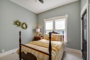 Rural Biggsville Vacation Rental with Porch的一间卧室设有一张床和一个窗口