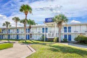 奥兰多InTown Suites Extended Stay Select Orlando FL - Lee Rd的前面有棕榈树的酒店