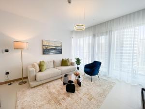 迪拜Luxury living at Vida Marina & Yacht Club的带沙发和蓝椅的客厅